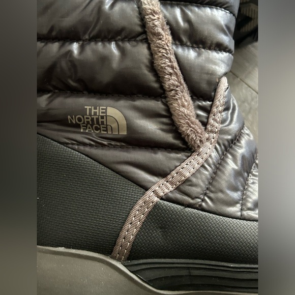 THE NORTH FACE youth size 2 AMORE ll winter puffer boots - Picture 4 of 10